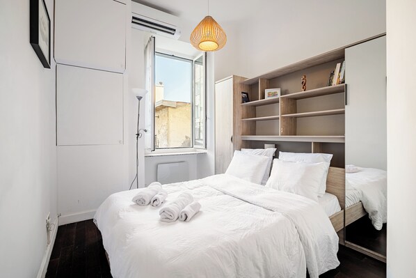 2 chambres, coffre-fort, fer et planche à repasser