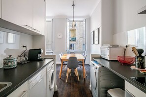 Coffee/tea maker, fridge, microwave, oven