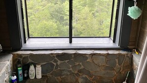 Eine Steinstufe mit Toilettenartikeln und einer Zahnbürste.