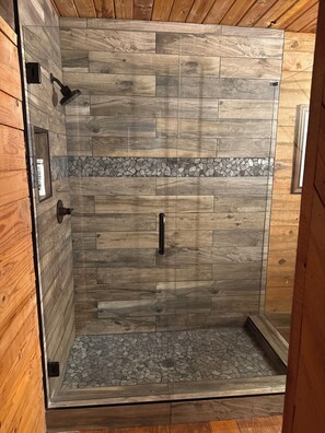Combined shower/bathtub, hair dryer, towels, soap - Private Mountain View cabin on 5 acres, great patio with creek below back patio. (Talking Rock)