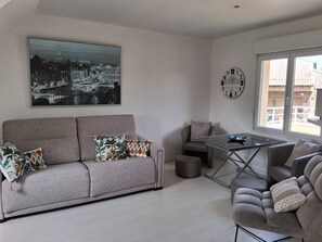 TV - Le Galop - One Bedroom Apartment, Sleeps 4 (Pleurtuit)