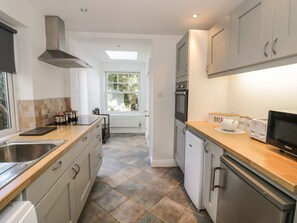 Cottage | Private kitchen | Fridge, dishwasher, electric kettle, toaster - Florence Villas (Worcester)