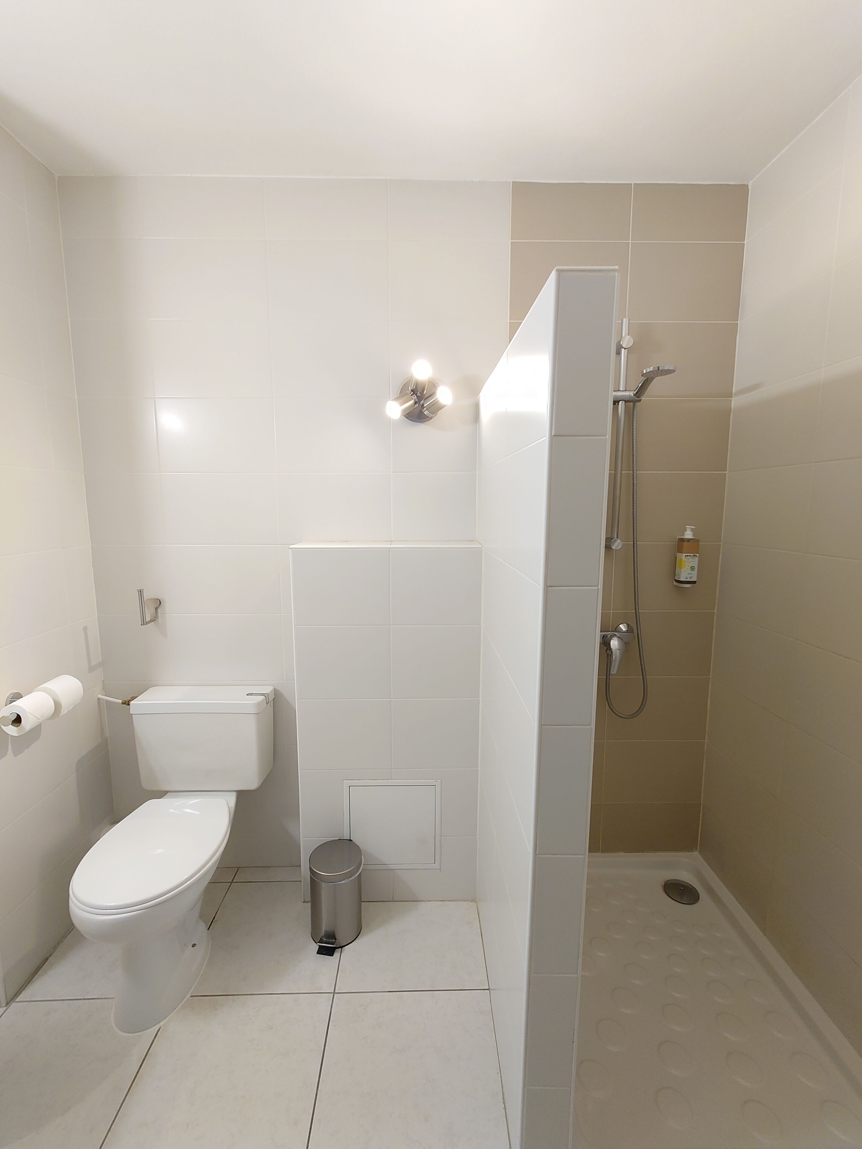 room, 1 double bed (pop room) | bathroom | shower, towels