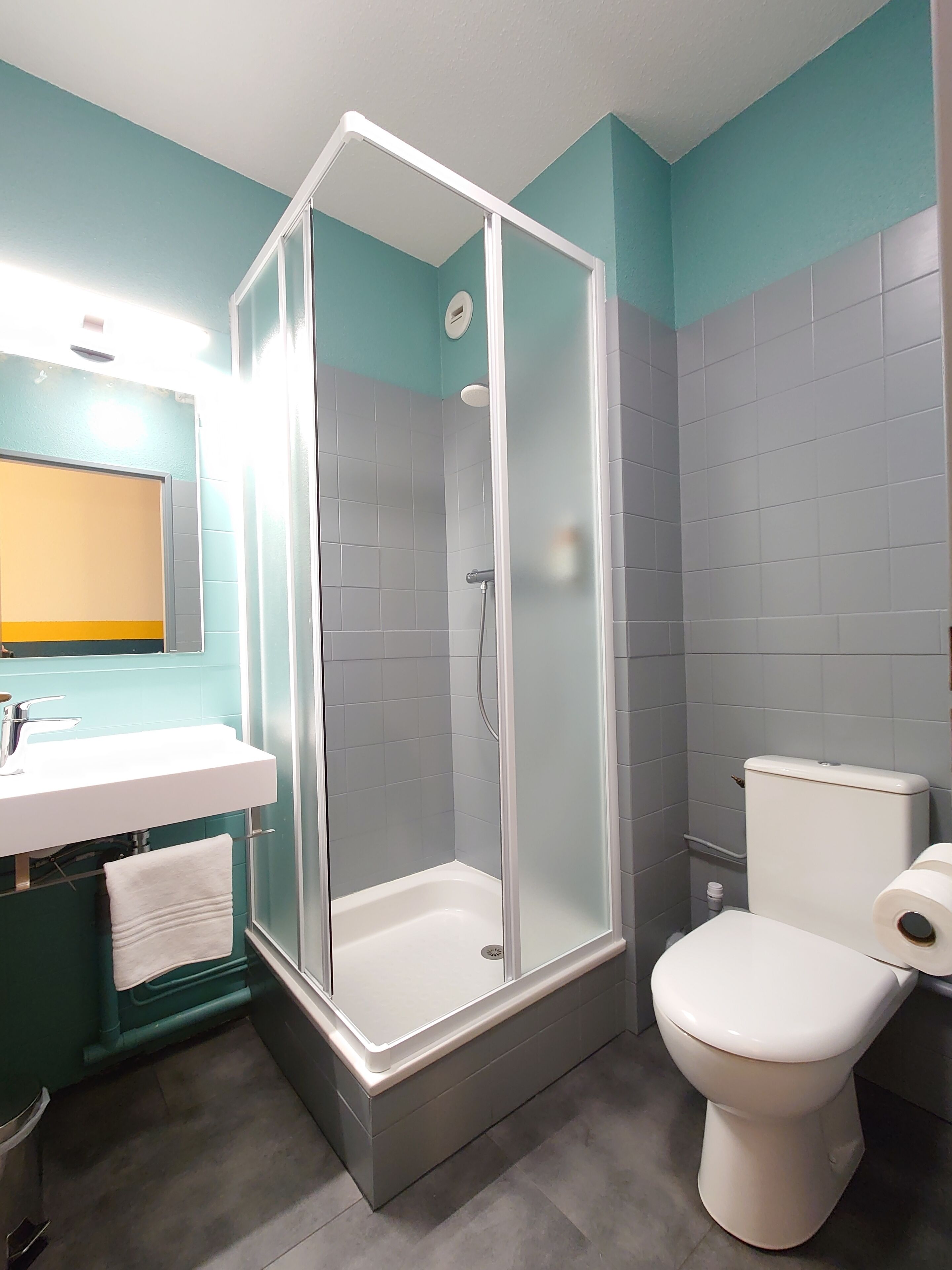 room, 1 double bed (pop room) | bathroom | shower, towels