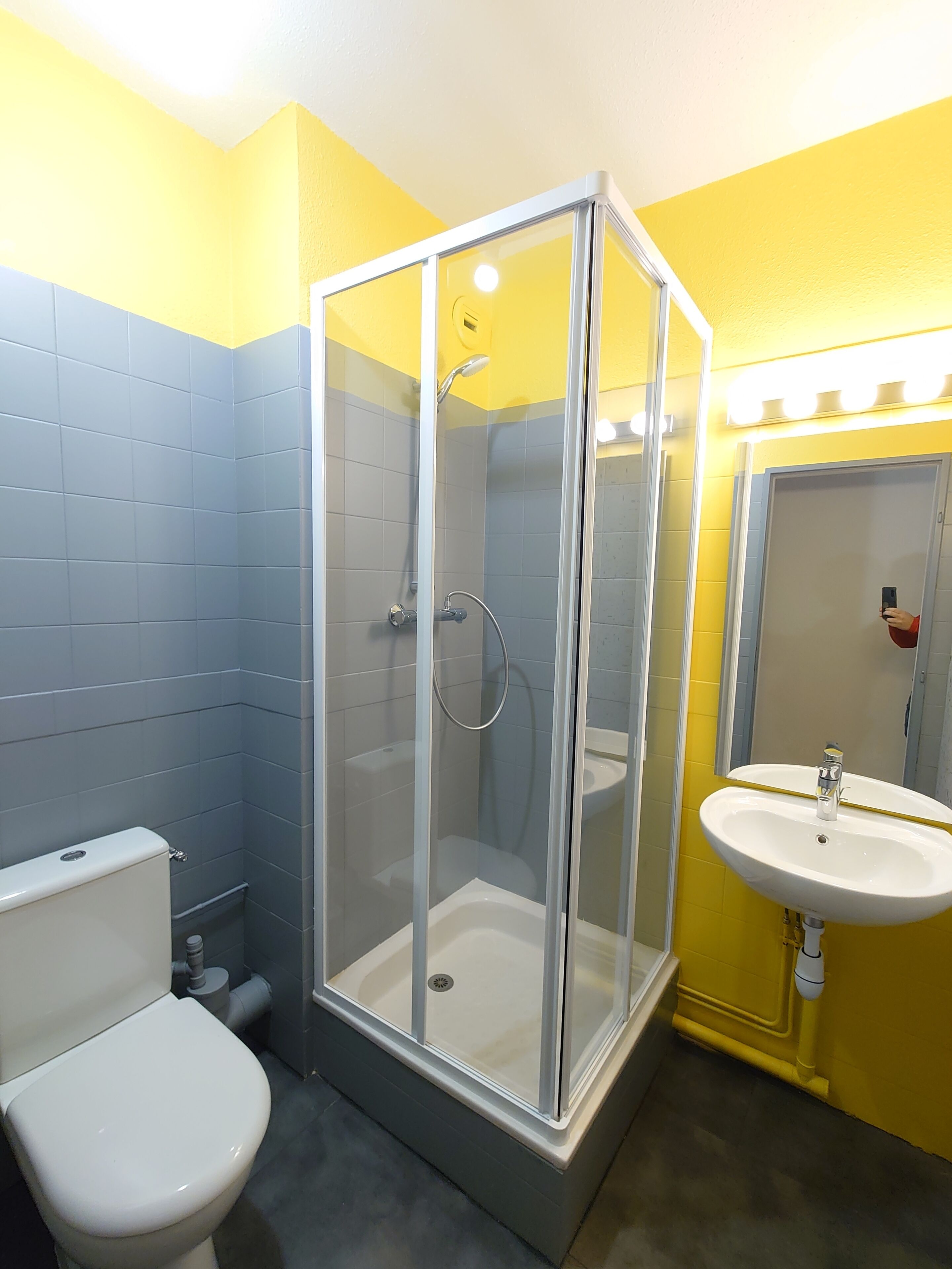 room, 2 single beds (pop room) | bathroom | shower, towels