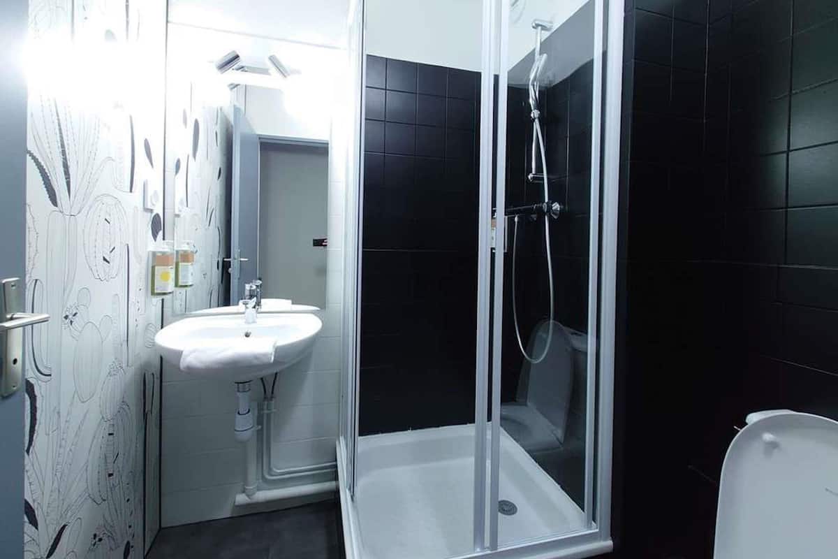 Shower, towels