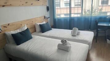 Habitación, 2 camas individuales (POP Room) | Escritorio, sistema de insonorización, wifi gratis y ropa de cama