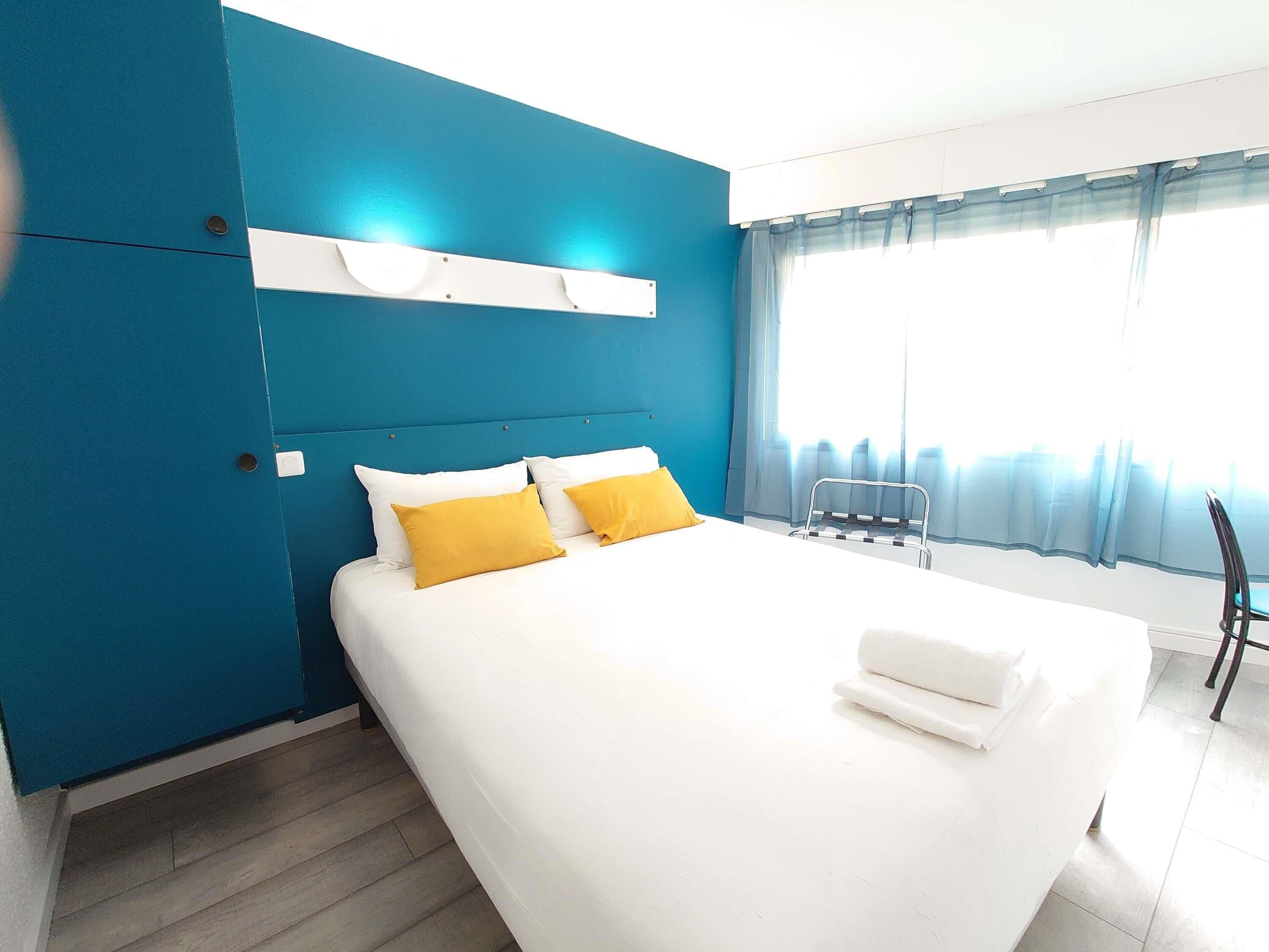 Desk, soundproofing, free WiFi, bed sheets