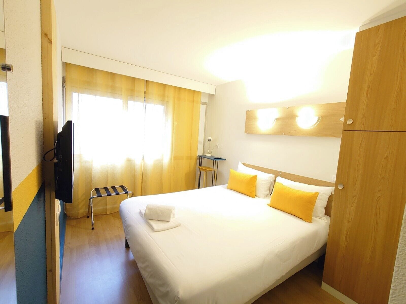 room, 1 double bed (pop room) | desk, soundproofing, free wifi, bed sheets