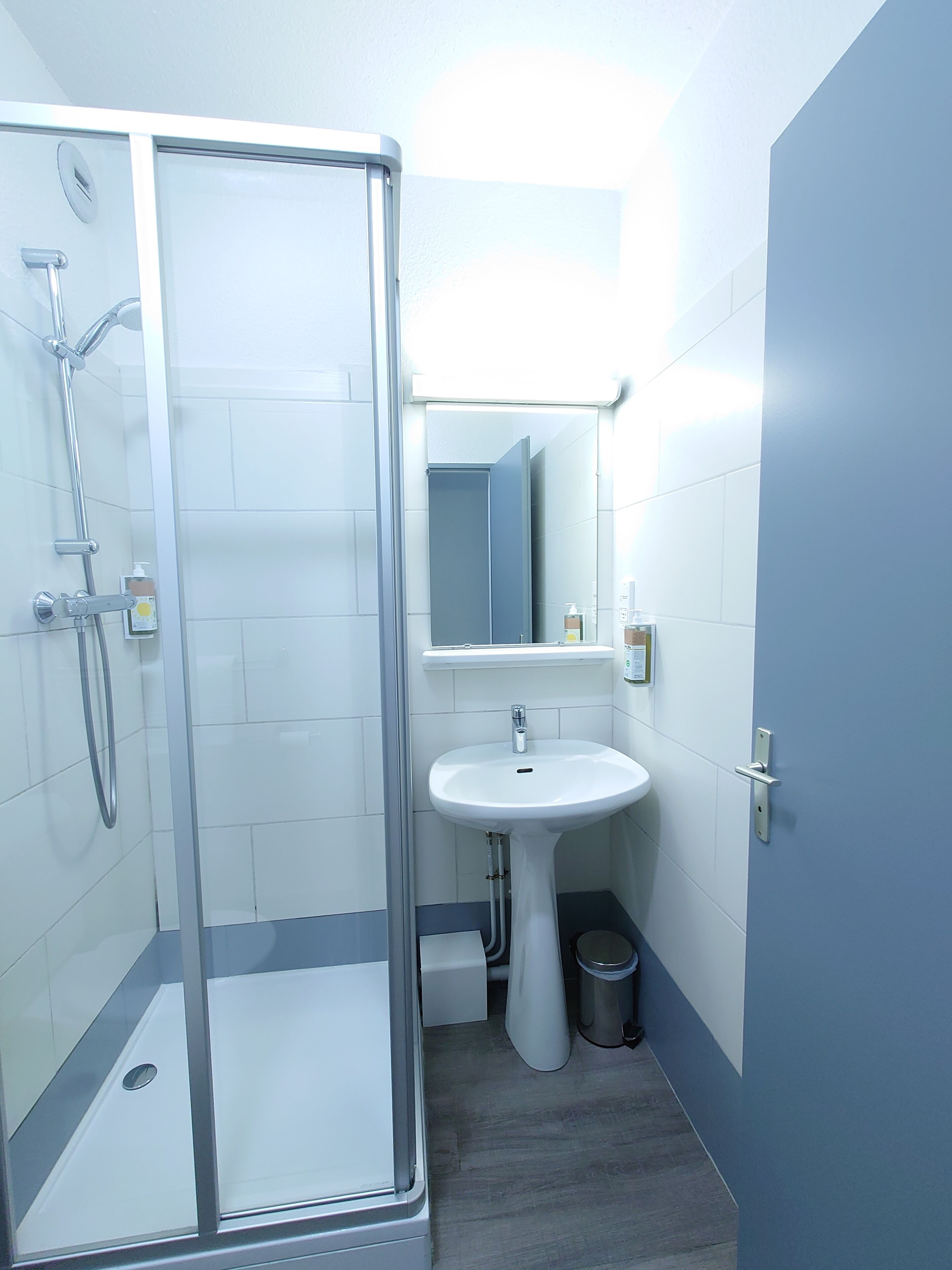 room, 1 double bed (pop room) | bathroom | shower, towels