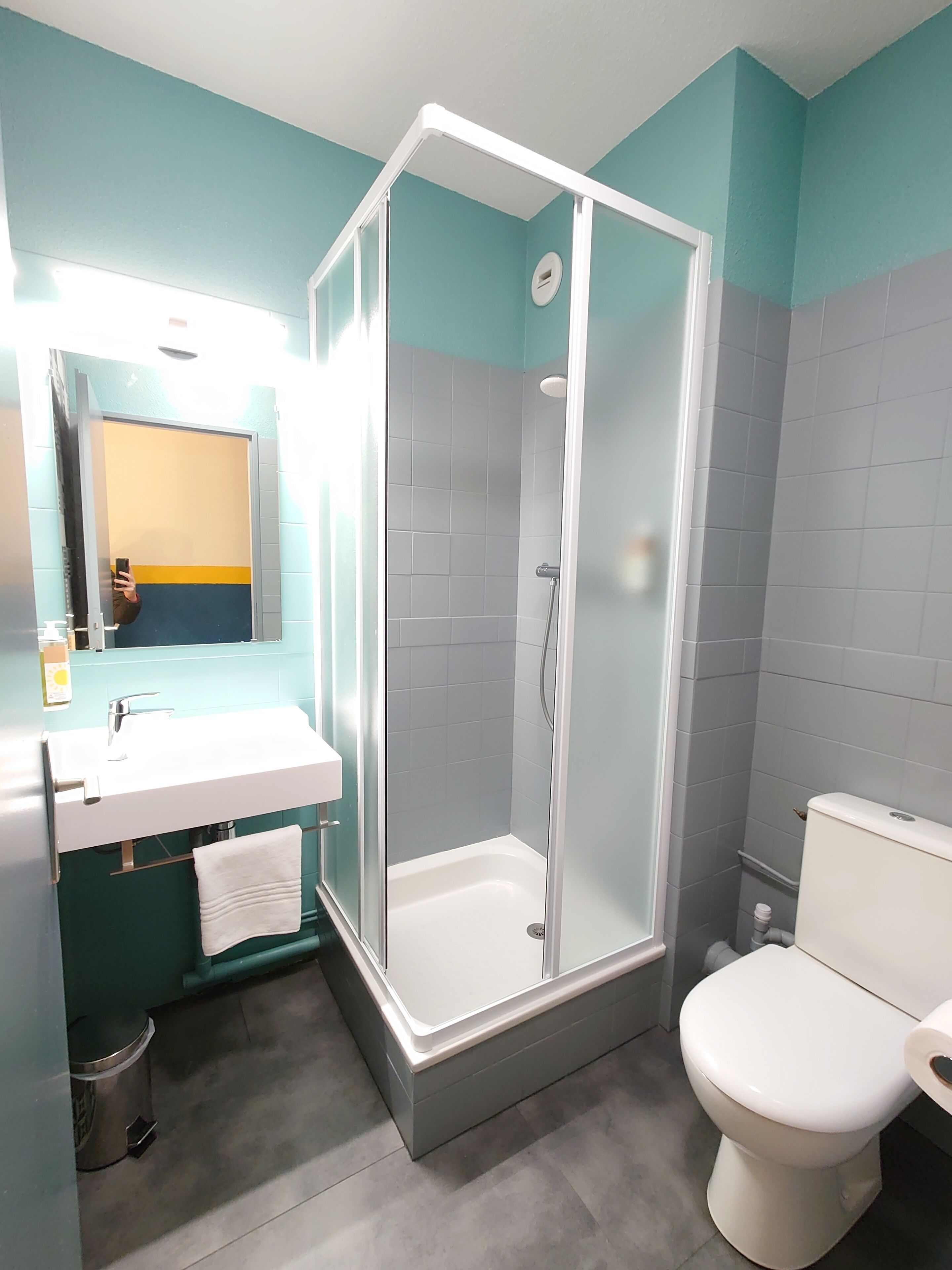 room, 2 single beds (pop room) | bathroom | shower, towels