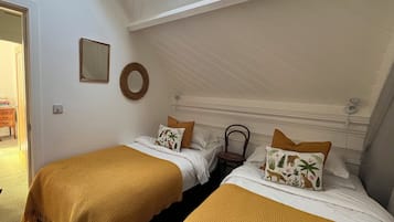 2 Schlafzimmer, Schreibtisch, Bügeleisen/Bügelbrett, Reisekinderbett