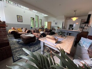 Smart TV, fireplace, books - 1902 chapel. Family & pet friendly. Parking & garden. (Sandown)