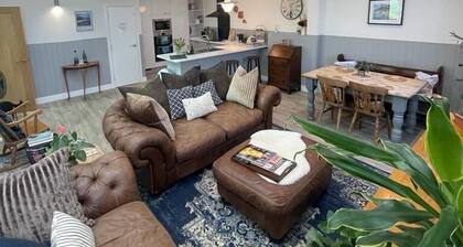 1902 chapel. Family & pet friendly. Parking & garden.