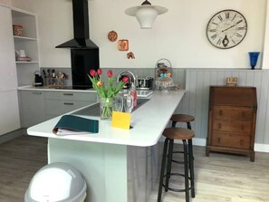 Fridge, microwave, oven, stovetop - 1902 chapel. Family & pet friendly. Parking & garden.  (Sandown)