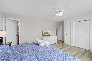3 habitaciones, tabla de planchar con plancha y cuna de viaje 