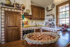 Fridge, oven, stovetop, coffee/tea maker