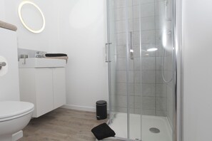 Douche, sèche-cheveux, serviettes fournies, savon