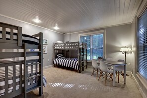 4 bedrooms, iron/ironing board, free WiFi, bed sheets - A Walk in the Woods - Family Home near Mirror Lake (Highlands)