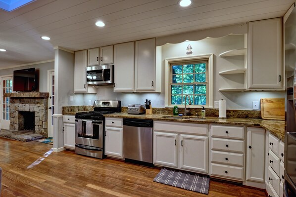 Fridge, microwave, oven, stovetop - A Walk in the Woods - Family Home near Mirror Lake (Highlands)