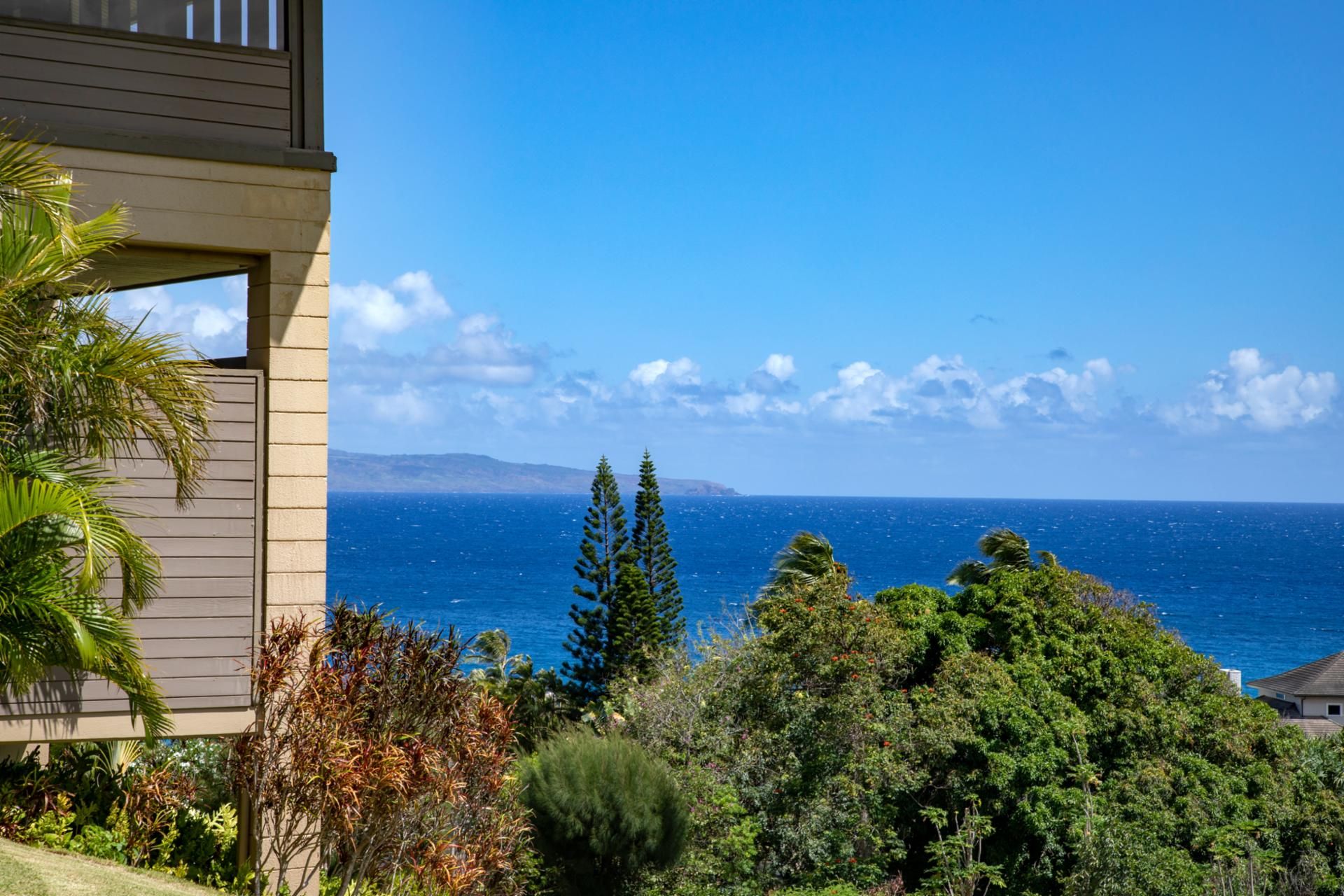 Ein modernes Gebäude mit Blick auf das Meer und klarem Himmel.