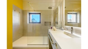 Dusche, Haartrockner, Handtücher, Toilettenpapier