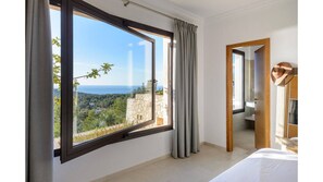 4 bedrooms, in-room safe, desk, iron/ironing board