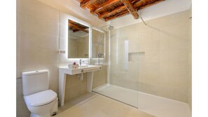 Dusche, Haartrockner, Handtücher, Toilettenpapier