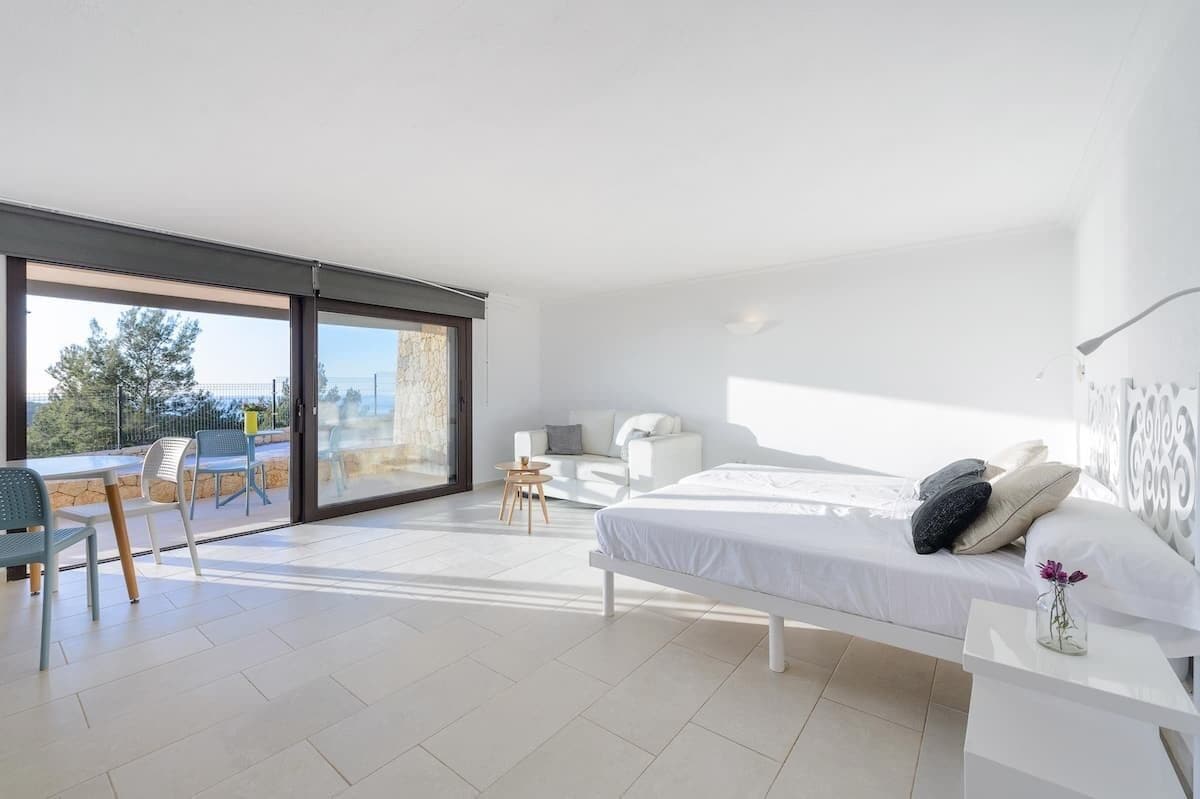 4 soveværelser, pengeskab på værelset, skrivebord, strygejern/strygebræt