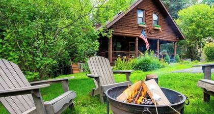 Authentic Log Cabin * Short walk to Lake & Hideout