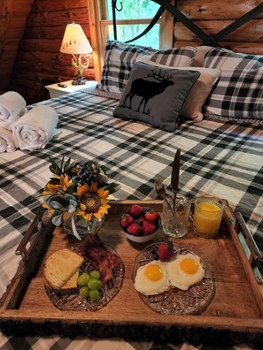 3 bedrooms, travel crib, WiFi, bed sheets - Authentic Log Cabin * Short walk to Lake & Hideout (Lake Ariel)