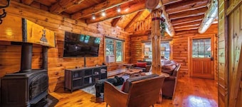 Authentic Log Cabin * Short walk to Lake & Hideout