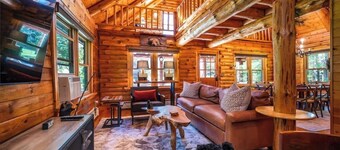 Authentic Log Cabin * Short walk to Lake & Hideout