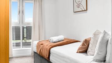 2 bedrooms, desk, iron/ironing board, WiFi