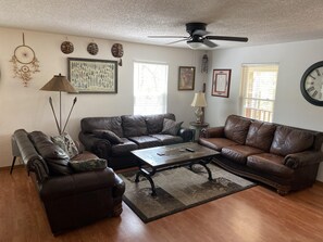 Älytelevisio, takka, DVD-soitin, videokirjasto