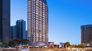 A high-rise hotel with multiple floors, large windows, and a modern design. - Days Hotel by Wyndham Changsha South (Changsha)