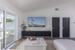 4 habitaciones, tabla de planchar con plancha, cuna de viaje y wifi
