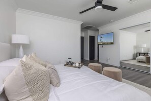 4 bedrooms, iron/ironing board, travel crib, WiFi - Old Town Fashion(ed)-Pool-Putting Green-BBQ Grill (Scottsdale)