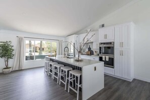 Fridge, microwave, oven, stovetop - Old Town Fashion(ed)-Pool-Putting Green-BBQ Grill (Scottsdale)