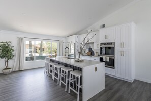 Fridge, microwave, oven, stovetop - Old Town Fashion(ed)-Pool-Putting Green-BBQ Grill (Scottsdale)