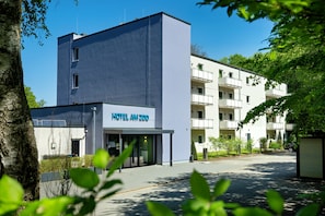 A modern building with a sign reading 'HOTEL AM ZOO'. - Hotel Am Zoo (Neunkirchen)