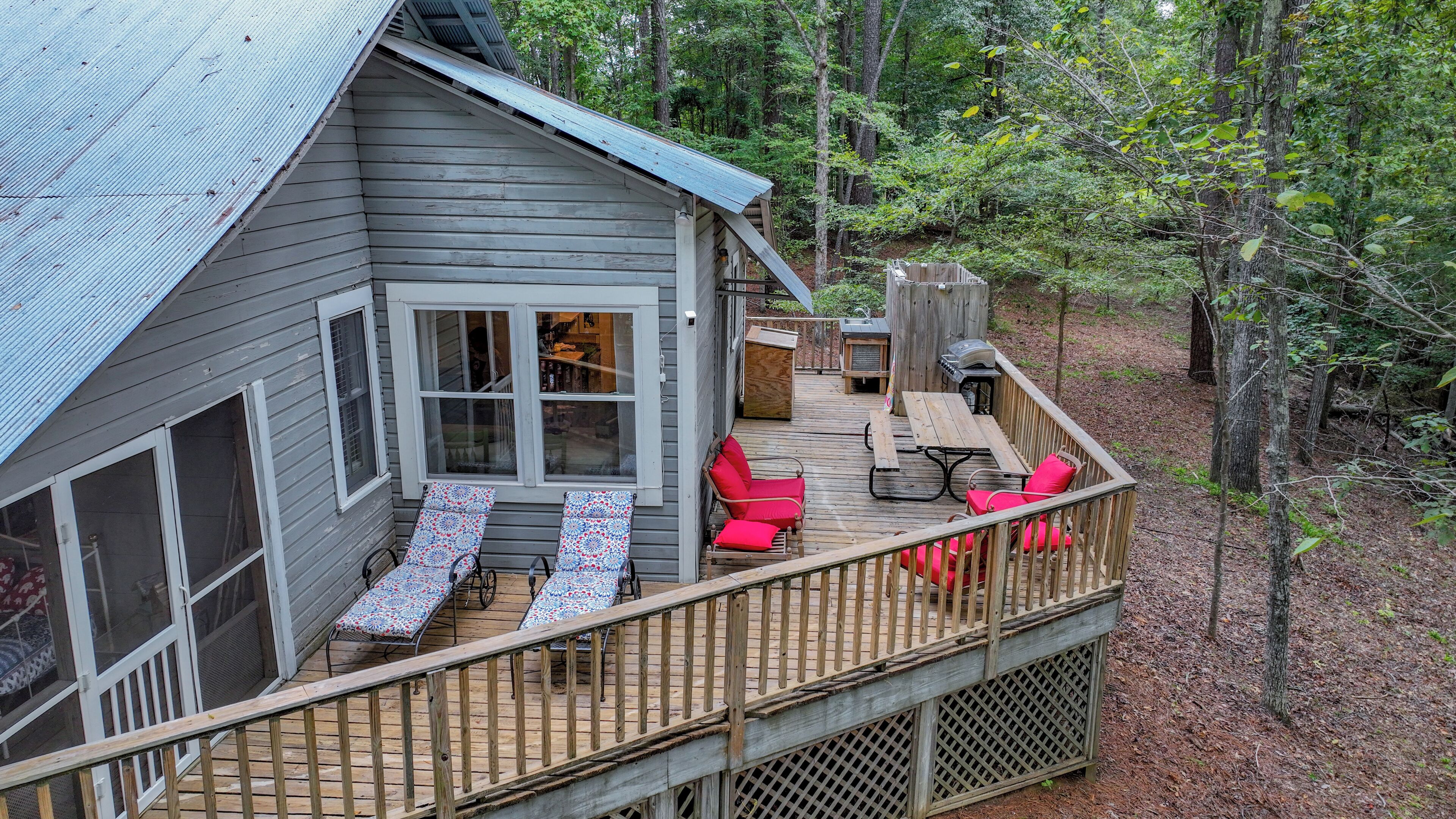 Een chalet met terras, buitenzitplaatsen en een barbecuehoek.