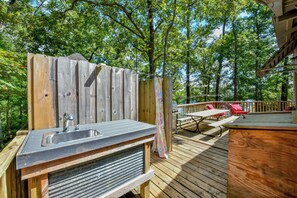 Outdoor dining - Historic Buzzard Roost on the Lake  - Stay on Lake Tuscaloosa! (Northport)