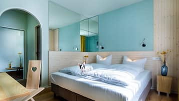 Schreibtisch, laptopgeeigneter Arbeitsplatz, Reisekinderbett