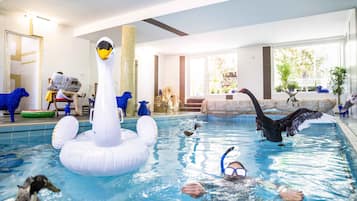 Innenpool, geöffnet von 07:00 Uhr bis 22:00 Uhr, Liegestühle