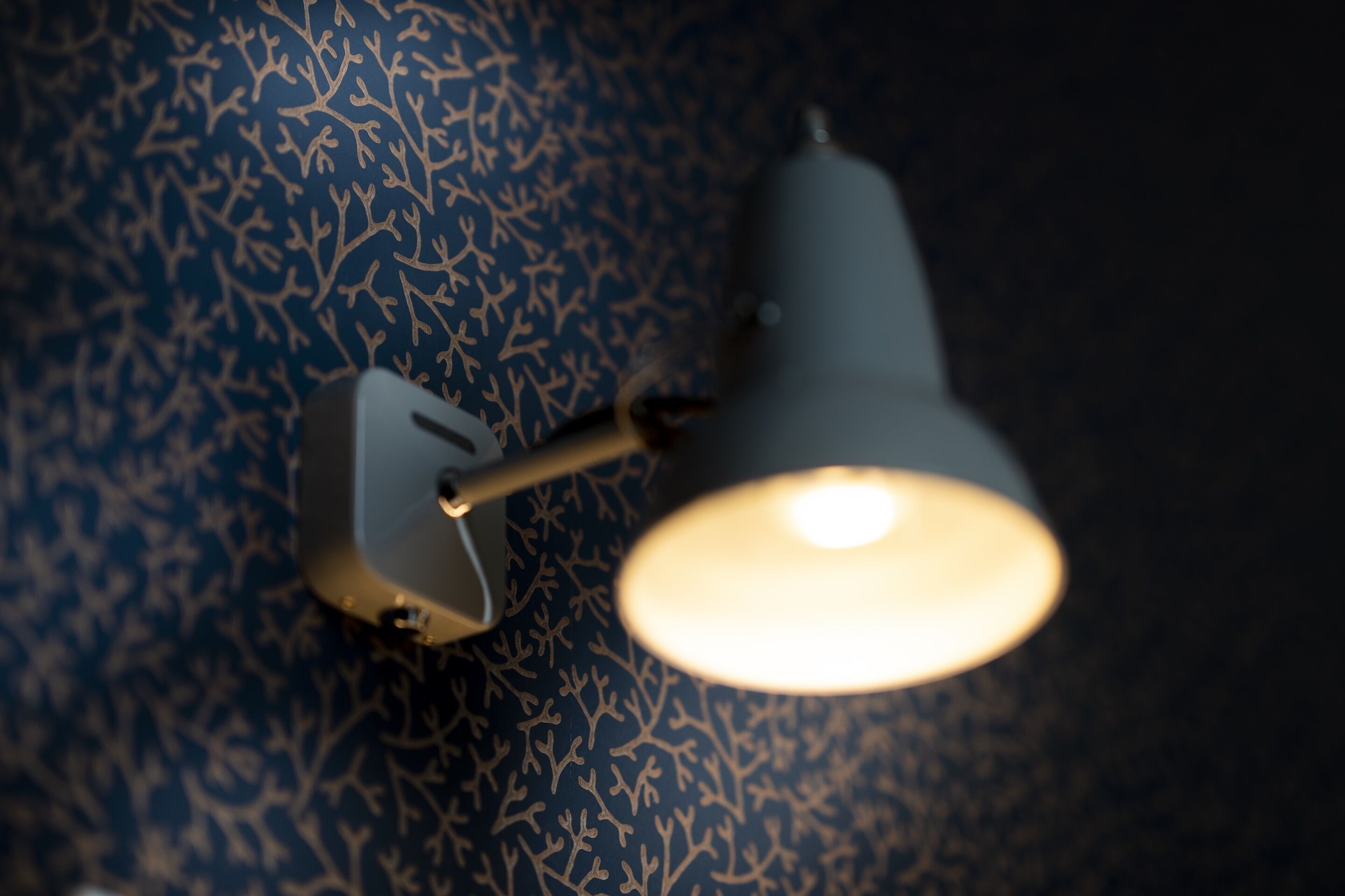 43-inch tv with cable channels, netflix, streaming services