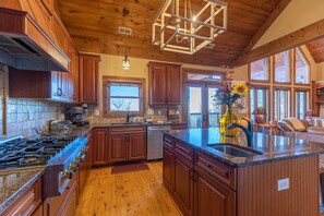 Full-sized fridge, microwave, oven, stovetop