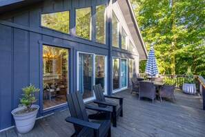 Outdoor dining - Spruce House - 3BR home atop Seven Devils with beautiful views of Grandfather Mountain! (Banner Elk)