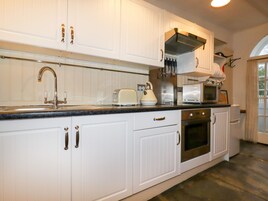 Refrigerador, tetera/pava eléctrica, tostadora, utensilios de cocina