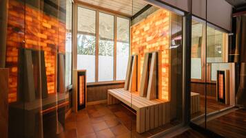 Un intérieur moderne avec un banc en bois, de grandes fenêtres et un mur au motif de briques.